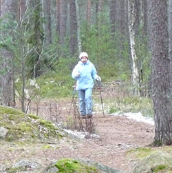 Pro Äijänniemi VIRKISTYSKÄTTÖ mummosauvakävelee